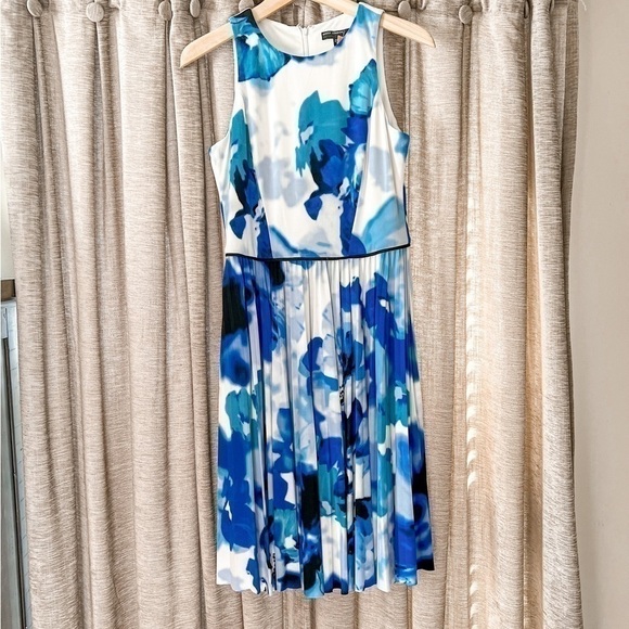 Maggy London White & Blue Abstract Floral Print Pleated Skirt Dress Size 6 - Picture 1 of 12